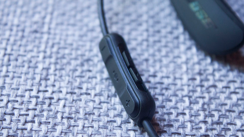 QC30 inline controller, volume/music controls (left) and noise-canceling controls (right)